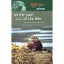 Wild Lives Otters: On the Swirl of the Tide (Luath Wildlives)