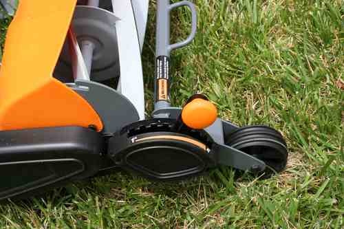 Fiskars 6201 18-Inch 5-Blade Momentum/Stay Sharp Push Reel Lawn Mower
