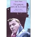 Un gar�on pr�s de la rivi�re