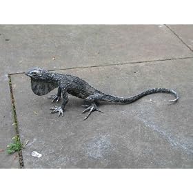 sculpture of an Anolis lizard by Julian.P.Warren