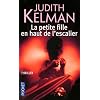 La petite fille en haut de l'escalier