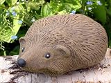 Eigenschaften Tiefes Kunsthandwerk GbR  / Steinfigur Gartenfigur Igel hellbraun