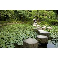 Poster 30 x 20 cm - "Couple walking over stepping stones at Naka Shin'en (Middle Garden) at Heian jingu shrine." von Christopher Groenhout / Lonely Planet Images - auch in anderen Gr��en und als Leinwandbild erh�ltlich