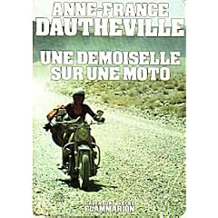 Une demoiselle sur une moto