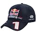 Dieses stylische RED BULL RACING Fahrer Cap von Sebastian Vettel, aus der aktuellen Kollektion, 
besteht aus 100% Baumwolle. In der Mitte der Kappe ist das RED BULL RACING Logo gestickt. Am Schild 
befindet sich die Startnummer 1 und das Autogramm von Sebastian. Auf beiden Seiten der Cap ist 
INFINITI und auf der R�ckseite PEPE JEANS London eingestickt. An der Gr��enverstellung ist das Red 
Bull Logo und die Homepageadresse des Teams gedruckt . Die Cap hat eine Einheitsgr��e. Diese kann 
mittels Metallbuckle auf jede beliebige Kopfgr��e eingestellt werden. Es handelt sich bei dieser Cap 
um einen original lizenzierten Artikel aus der aktuellen RED BULL RACING Merchandising Kollektion.