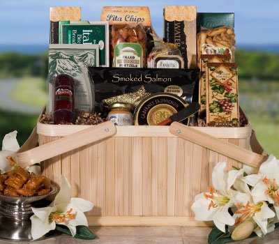 Classic Picnic Basket by Great Earth Market