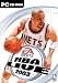  "This dunk got me jumping out of my seat", ruft der Kommentator begeistert, als ich, Dirk Nowitzki 
mit einem 360 Reverse Dunk den Ball in den Korb h�mmere. NBA Live 2003 von EA Sports ist da -- und 
es ist noch sch�ner, realistischer und besser als seine Vorg�nger!  Dieser absolut w�rdige Spross 
der erfolgreichen NBA-Live-Serie l�sst alle Basketballerherzen h�her schlagen. Zu Beginn des Spiels 
w�hlen Sie einen Spielmodus aus: Sie haben die Wahl zwischen einer kompletten NBA-Saison, nur den 
Playoffs, einer Trainingsoption und -- als besonderes Schmankerl -- einen Eins-gegen-Eins-Modus. F�r 
diesen stehen Ihnen nicht nur drei verschiedene Schaupl�tze zur Verf�gung (Basketballhalle, Strand 
und Hinterhof), Sie k�nnen vielmehr auch die NBA-Topspieler der letzen 50 Jahre gegeneinander oder 
gegen aktuelle NBA-Spieler zocken lassen kann. Da zeigt schon mal ein Micheal Jordan einem Jason 
Kidd was ein fade away jumper ist!  An dieser Stelle seien die absolut realistischen Animationen der 
Spieler erw�hnt. Es ist eine Augenweide, wie die Bewegungen der 3-D-Basketballer ihren lebenden 
Vorbildern gleichen. Spin moves, cross over dribblings und center moves wurden technisch perfekt in 
Szene gesetzt. So haben nat�rlich auch die Computerspieler die gleichen st�rken und Schw�chen wie 
die echten Stars: Ein Shaquille O