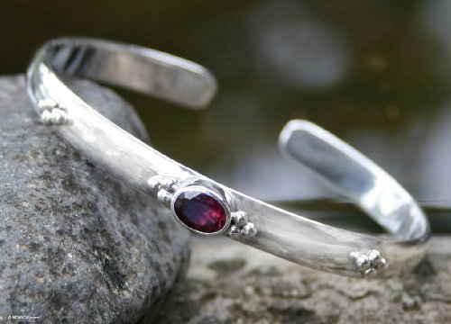 Garnet bracelet, 'Eye of Beauty' 2 W 2 L