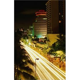 photographie Waikiki nightlife: looking down Kalakaua Avenue, the main street of Waikiki. est dis...