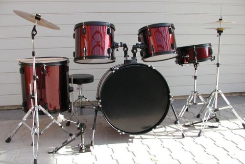 Komplettes Drum Set. Schlagzeug * Farbe rot-metallic