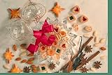 Grußkarte Weihnachtsgebäck und Kugeln