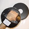 BAY� LEDER-PU "RUND" Tellerpratzen schwarz/wei�, Handpratzen, Pratzen 2 St�ck, Trainerpratzen Handmitts Hand-Mitts Mitt Schlagmitt Schlagpolster Schlagkissen Focusmitt Coaching Paar Set mit Griffsteg Steg Griff Klett Klettverschlu�
