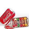 Lip Smacker&reg; Coca-Cola&trade; Geschenk-Tinbox mit 6 Lippenpflegestiften in den original Geschmacksrichtungen: Coca-Cola Classic&trade;, Coca-Cola Vanilla&trade;, Fanta Orange&trade;, Fanta Pineapple&trade;, Fanta Strawberry&trade; und Sprite&trade;
