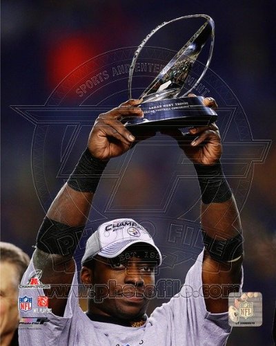 Rashard Mendenhall With the 2010 AFC Championship Trophy - Pittsburgh Steelers NFL 8x10 Photo