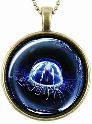 Round serrated pendant with glass cabochon protecting a design with a jellyfish