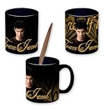Produkt-Bild: TWILIGHT NEW MOON TASSE TEAM JACOB & WOLF TATTOO - Thermo-Effekt-Tasse aus Keramik, durch Hei&szlig;getr&auml;nke erscheinen neue Dekors
