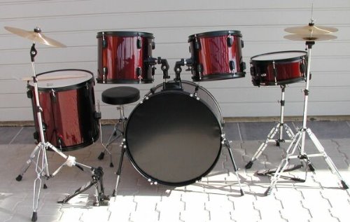 Komplettes Drum Set. Schlagzeug in Farbe rot-metallic