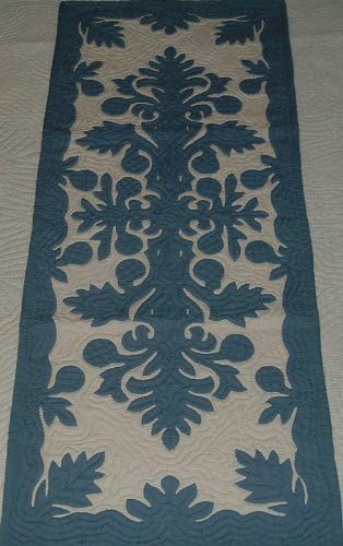 Hawaiian quilt table runner 100% hand quilted/hand appliqued Hawaiiana