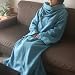 【ブルー】袖付きブランケット　幅150x丈170cm 無地カラー　フリース素材のとっても軽いブランケットに袖をつけた、部屋着のような毛布です。