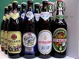 Product Description
(美酒の三河屋売れ筋商品の【ドイツビール紀行】に数量限定の特別セットが加わりました。
ビールの本場ドイツでも最大級のビール祭り【オクトーバーフェスト】にちなんで、パウラーナー社の特別醸造ビールをセット。 合わせて4種類のビールが3本ずつ入っています。 【パウラーナー・オクトーバーフェストビア】各醸造所が3月に仕込み、夏の間に貯蔵熟成した特別なビール。ドイツ政府から正式に醸造を許可されているのは、わずか6つの醸造所だけ。その中でもパウラーナー社は、オクトーバーフェストビア世界売上NO.1として大人気です。 【マイセルズ・ヴァイス】最高級の原材料と伝統的な瓶内二次発酵により世界的評価を受けている、フルーティな上面発酵の白ビール(小麦ビール)。ヴァイツェンビールとも呼ばれますが、フルーティーで爽やか、そして酵母の細やかな濁りが絶妙な旨味を引き出しています。当店取り扱いのドイツビールの中でも一番人気です。 【ヴァラーシュタイナー・ヒュルステン・ヴァイス】瓶内二次発酵により瓶底に酵母が残っている、上面発酵の白ビール(小麦ビール)。
フルーティーな香りを感じさせ、まろやかな口当たりと共に豊かな旨味が爽やかに広がります。
【ヴァラーシュタイナー・ランツクネヒト】3種類の麦汁を発酵させ、濾過せずに瓶詰めする伝統製法で造られる、下面発酵の香ばしいダーク・ラガー・ビール。茶色の深い色合いでトースト香が漂い、充分なコクの備わったクラシカルなドイツビールです。 尚、ラベルデザインは予告なく変更される事がございます。予めご了承下さい。)
ドイツビール紀行〜〜オクトーバーフェスト特別版 500ml瓶×12本セット / フュルスト・ヴァラーシュタイン、他