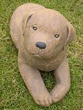 Eigenschaften Tiefes Kunsthandwerk GbR  / Steinfigur Tierfigur Hund liegend hellbraun