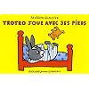 Trotro joue avec ses pieds
