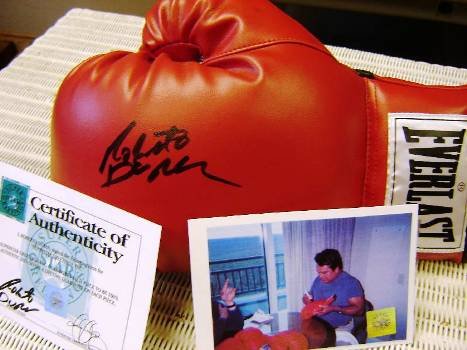 Red Everlast Boxing Glove - signed by Roberto Duran