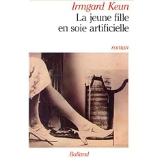 La jeune fille en soie artificielle