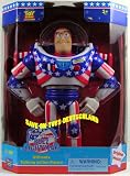 Eigenschaften THINGKING TOY Toy Story / Toy Story - Limited Edition - Stars & Stripes Buzz Lightyear - Licht & Sound - spricht mit Orginal Sprache von TIM ALLEN - OVP