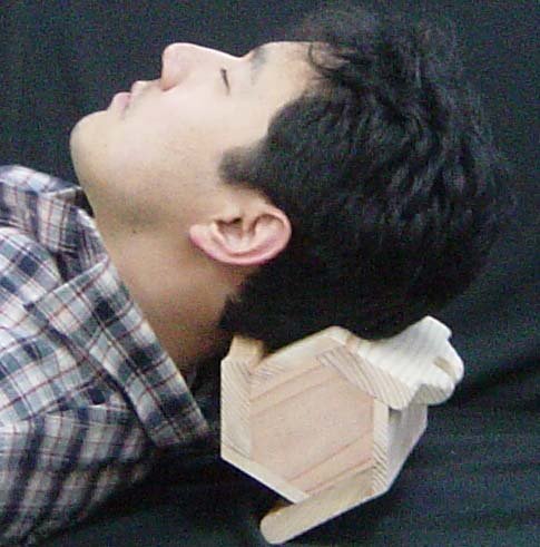 首のコリでお悩みのアナタへ！首のコリに効く木製マッサージ枕是非お試しください！激安！　首や後頭部のコリに効く木製マッサージ枕