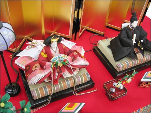 秀光オリジナル限定品 雛人形衣装着親王平飾りセット コントラストを巧みに表現した寿峰らしさが表れた作品。京人形の華やかさがあります