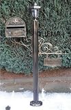 Briefkasten mit Namensschild und Lampe - Postkaste