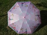 Parapluie pliant rose à bicyclette