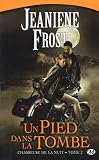 Chasseuse de la nuit, tome 2 : Un pied dans la tombe