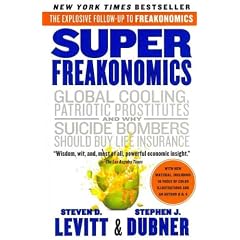 (SUPERFREAKONOMICS: A ROGUE ECONOMIST EXPLORES THE HIDDEN SIDE OF EVERYTHING ) By Levitt, Steven D. (Author) Paperback Published on (05, 2011)