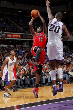Chicago Bulls v Sacramento Kings: Luol Deng and Donte Greene Photographic Poster Print by Rocky Widner, 24x36