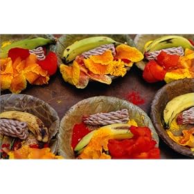 photographie Offerings of fruit, candles and flower petals await pious Hindus at Kumbeshwar Templ...