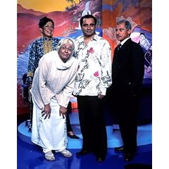 SANJEEV BHASKAR AS SANJEEV KUMAR, MEERA SYAL AS SUSHIL 'UMMI' KUMAR, VINCENT EBRAHIM AS ASHWIN KUMAR, INDIRA JOSHI AS MADHURI KUMAR FROM THE KUMARS AT NO. 42 #2 - IN FARBE - Filmfoto - (Poster) PLAKATE - 25x20" (60x50cm)