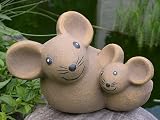 Eigenschaften Tiefes Kunsthandwerk GbR  / Steinfigur Tierfigur Mäuse Maus hellbraun