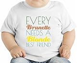 Every Brunette Needs A Blonde Best Friend Funny Slogan オーガニックベビーTシャツ 12 - 18 Months