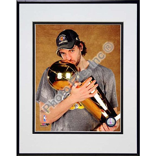 Photo File Los Angeles Lakers Pau Gasol 2009 Finals Trophy Framed & Matted Photo