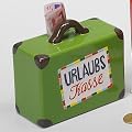 Spardose "Urlaubskasse" (Keramik * Mit Schloss * Sortiert (braun/blau/gruen) * 14,5 x 7 x 13 cm)