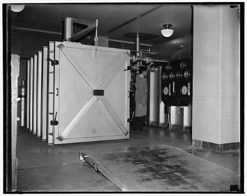 Photo Reprint National Archives. Washington, D.C., Nov. 22. After the documents are enclosed in the chamber, all air