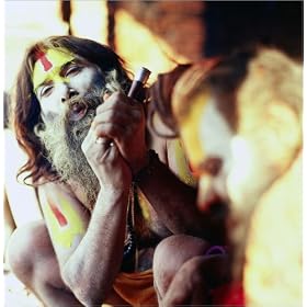photographie Sadhu smoking weed. est disperible en (L x H): 30 x 30 cm de C. Aslund