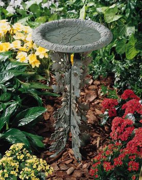 Pedestal Oakleaf Birdbath Rust