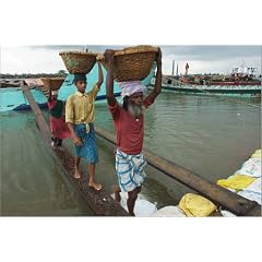 Poster 100 x 70 cm - "Workers carrying sand from barge to Buriganga River shore as floodwaters rise during monsoon season." von David Greedy / Lonely Planet Images - auch in anderen Gr��en und als Leinwandbild erh�ltlich