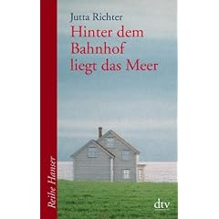 Hinter dem Bahnhof liegt das Meer