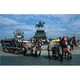 photographie Horse and carriage passing statue of King John of Saxony. est disperible en (L x H)...