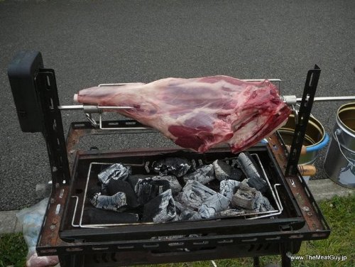 ラムスイスカットレッグ（仔羊骨付きもも肉）1本丸ごと/ラム肉ブロック/ラムローストにピッタリ！　羊肉業務用サイズ