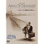 INTO THE ARMS OF STRANGERS~�z���R�[�X�g:�~�o���ꂽ�q������~���ʔ� [DVD]